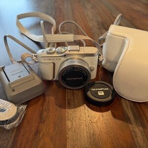 Olympus PEN E-PL9 Mirrorless Camera Kit in White (14-42mm Lens)